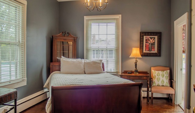 The Camelia Room - Private studio w/Ensuite Bath in Historic Downtown Home