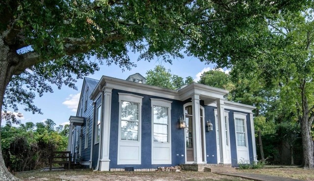 The Camp, 2BR Cozy Triplex by Velvet Ditch Villas