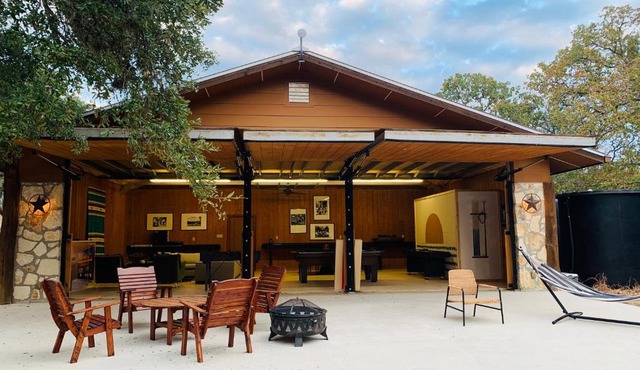 The Camp Blanco by Lodgewell - Riverfront retreat 2 Homes, Bunk House, Game Room & more