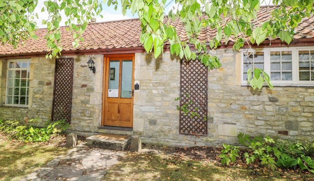 THE CAMPBELL COTTAGE, pet friendly, with a garden in Hinton