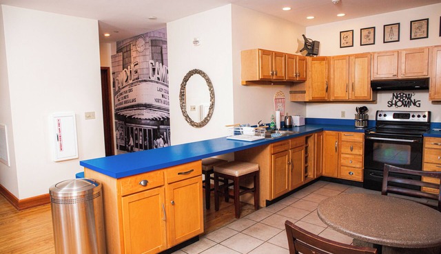 The Campus Studio: A stunning & unique loft above the historic Campus Theatre!