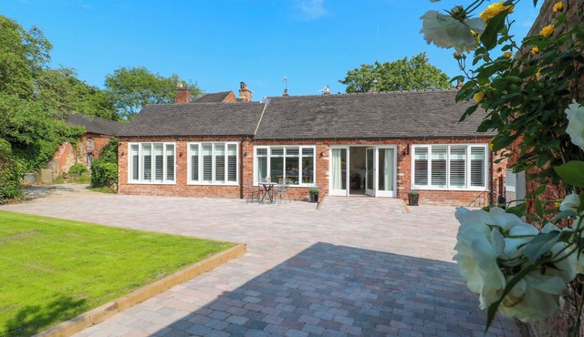 THE CANALSIDE COTTAGE, pet friendly, with a garden in Shardlow