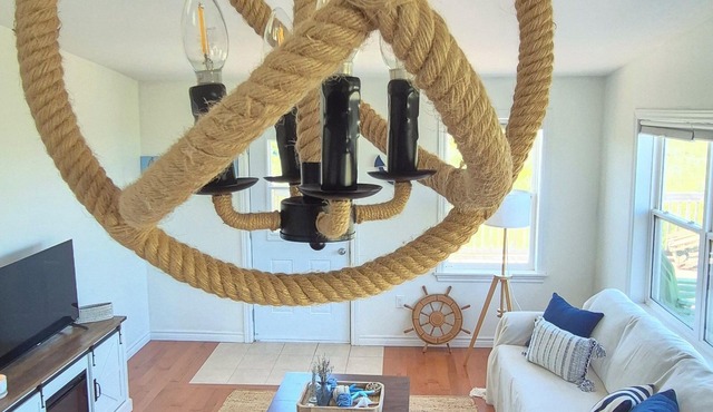 The Cape Islander: Seaside Cottage with Bunkhouse in Serene Sea View