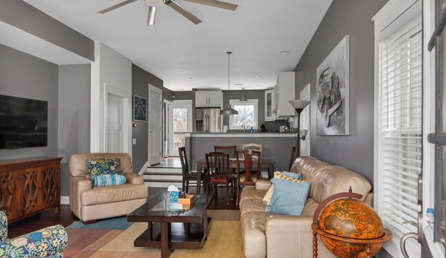 The Capitol District House-inside downtown lp & parking pad for two+free street