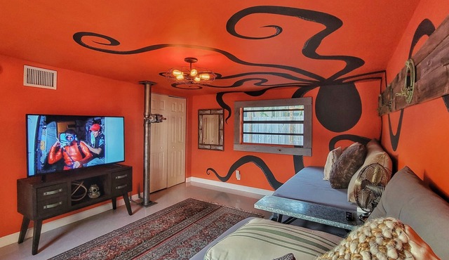 The Captain's Landing 4 bedroom - 2 bathroom - soaking tub - adventure home