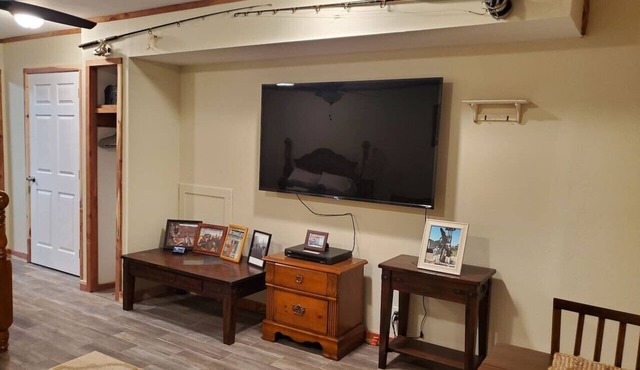 The Captain's Quarters @ COLE'S LODGE