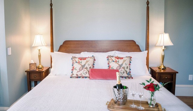 The Captain's Suite: Elegant & Historic Estate Stay at Mustard Seed Hill