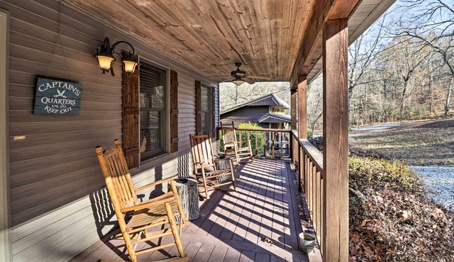 The Captains Quarters in Rogers w/Covered Porch!