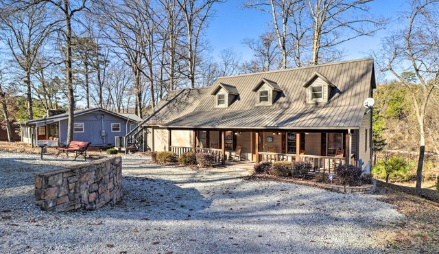 The Captains Quarters in Rogers with Covered Porch!