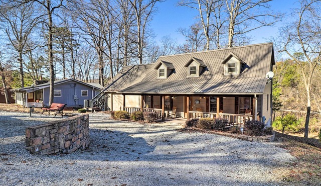 The Captains Quarters in Rogers w/Covered Porch!