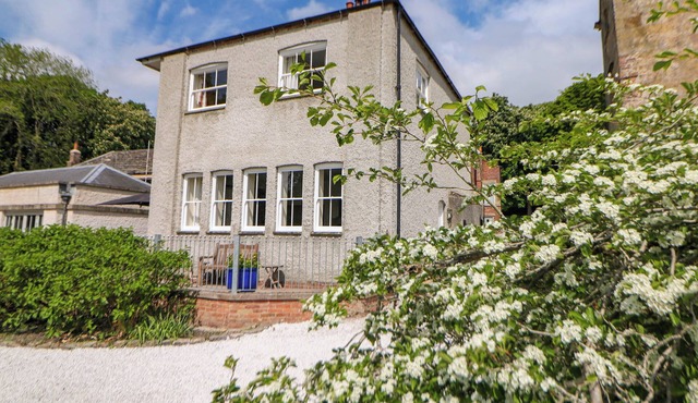 THE CARD HOUSE, family friendly, character holiday cottage in Hopton