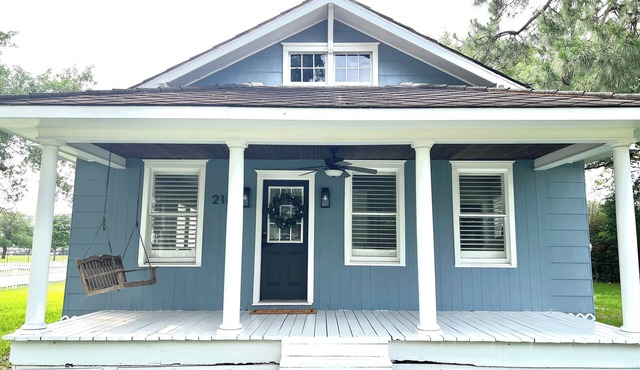 The Cardinal Cottage: Charming 1930s Restored Farmhouse In the Heart of Webster