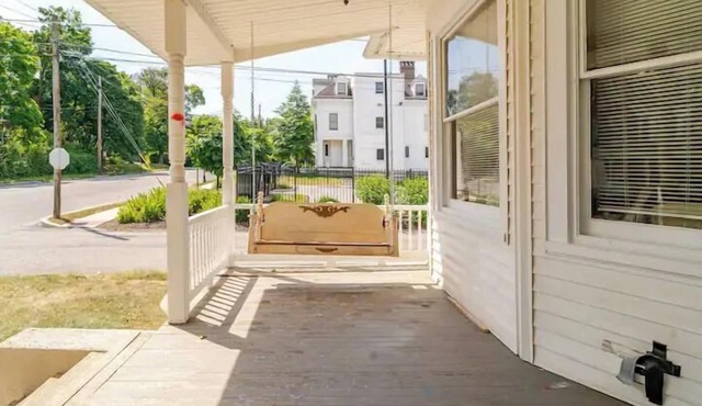 The Carew House Sleeps 10 Fenced 4BR Full Kitchen Steps2 YCP