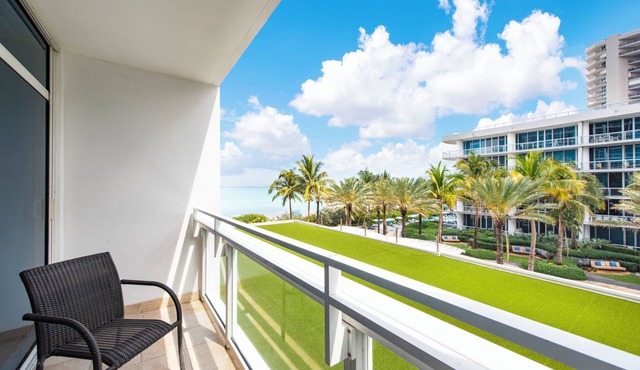 The Carillon Hotel One Bedroom with Balcony