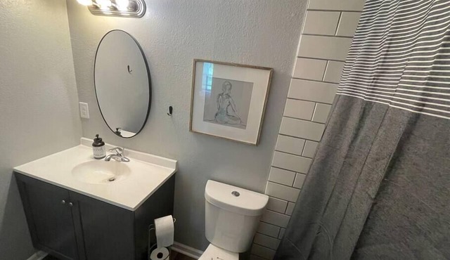 The Carolyn - Entire 2 Bedroom Apt in Quilt Town, USA