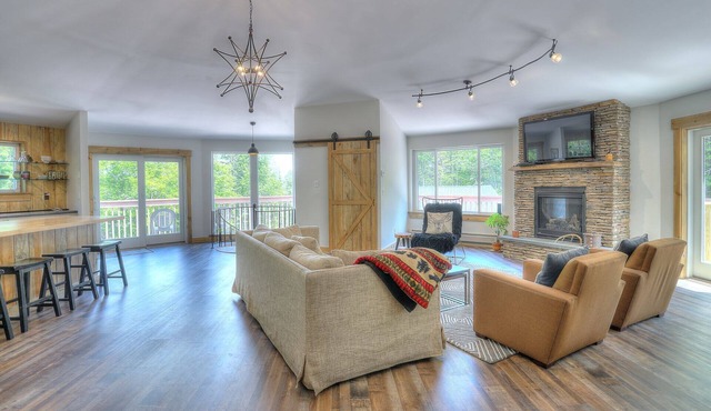 The Carousel - Unique design, beautiful open living space!