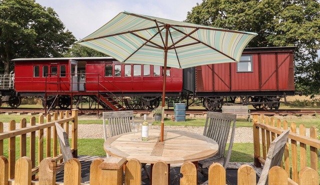 THE CARRIAGE AT HIGH BARN HERITAGE, with a garden in Halstead