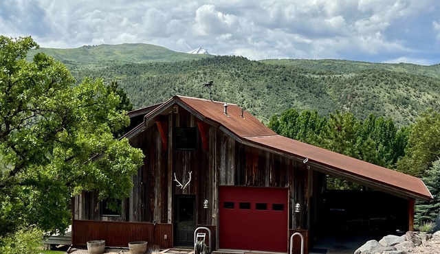 THE CARRIAGE HOUSE-Daily, weekly and monthly rentals.