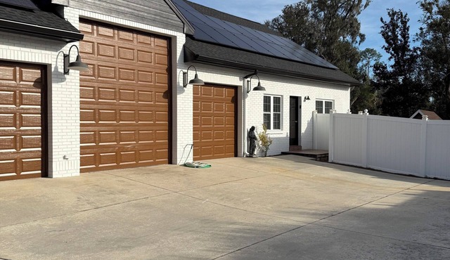 The Carriage House Downtown Dade City is a spacious 2,000 sq ft private two-story residence featuring two bedrooms, two full baths, a king master suite, dedicated office space, full washer and dryer, and private entrance — all just steps from shop