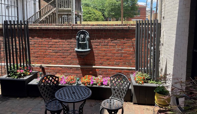 The Carriage House Downstairs Garden Cottage- Downtown Richmond/VCU