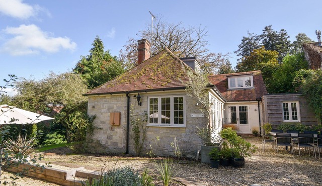 THE CARRIAGE HOUSE, pet friendly, luxury holiday cottage in Uplyme
