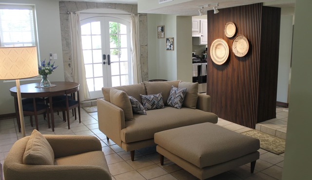 The Carriage House - Historic getaway in the heart of the city!