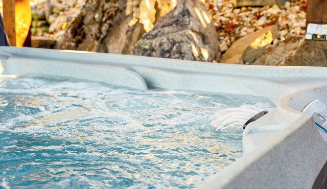 THE CARRIAGE HOUSE - Private Hot Tub and Fire Pit