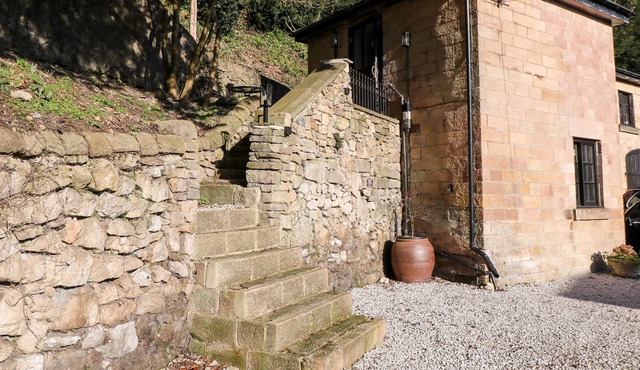 THE CARRIAGE HOUSE, romantic, with a garden in Matlock Bath