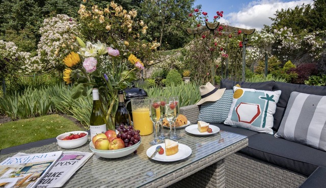 The Carriage House - sleeps 4 guests in 2 bedrooms