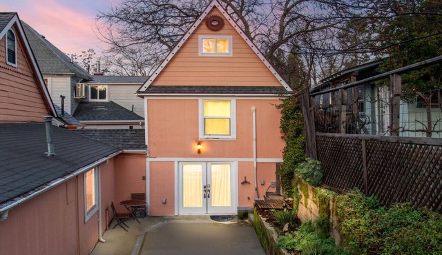The Carriage House- Chic Treetop Loft & Hotub