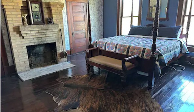 The Carriage Suite w/Private Bathroom