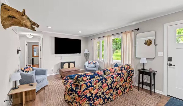 The Carrollton Retreat, Pets Welcome