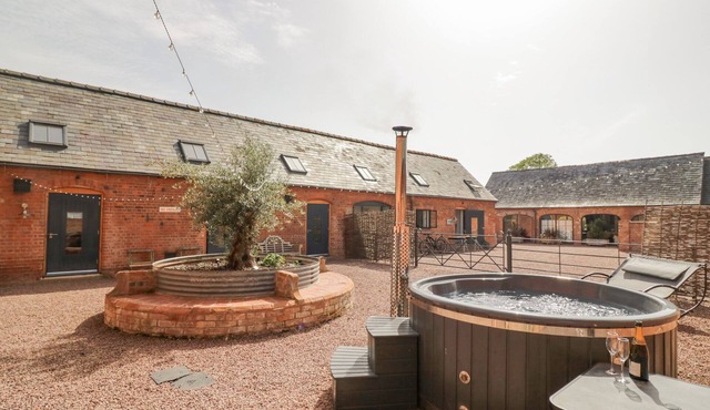 THE CART ARMS, pet friendly, with hot tub in Huntley