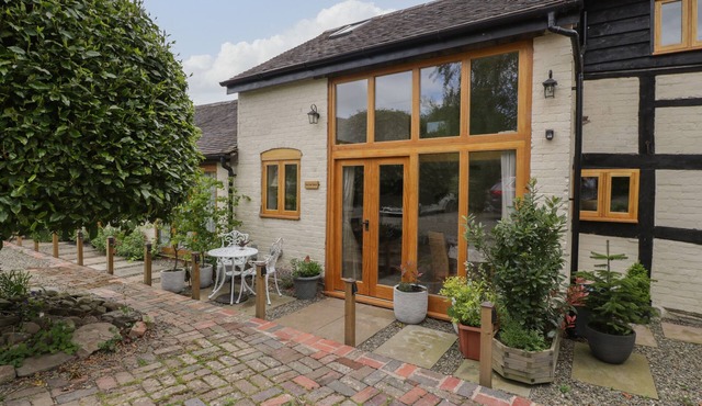 THE CART BARN, romantic, with a garden in Yarpole