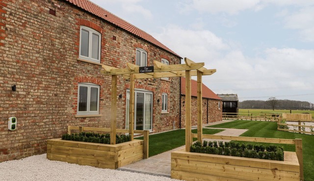 THE CART HOUSE, character holiday cottage in Wilberfoss