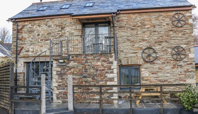 THE CART HOUSE, family friendly, with hot tub in Dobwalls