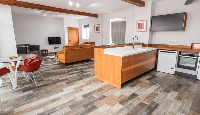 THE CART HOUSE, pet friendly, character holiday cottage in Wem