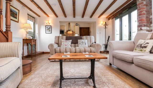 THE CART HOUSE, romantic, character holiday cottage in Skipsea