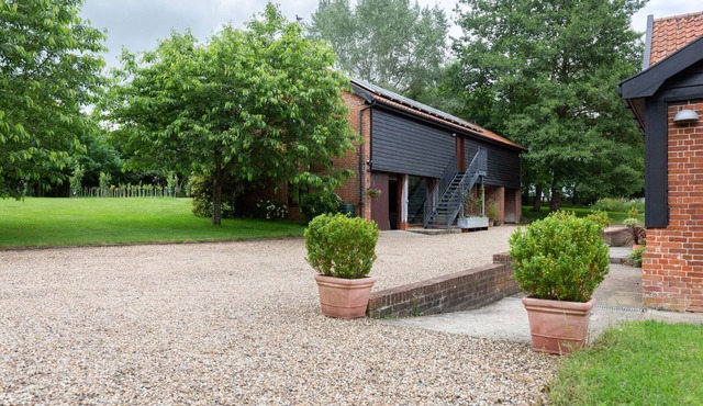 THE CART LODGE AT GROVE BARN, pet friendly, with a garden in Eye