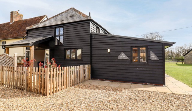 THE CART LODGE, pet friendly, character holiday cottage in Sudbury
