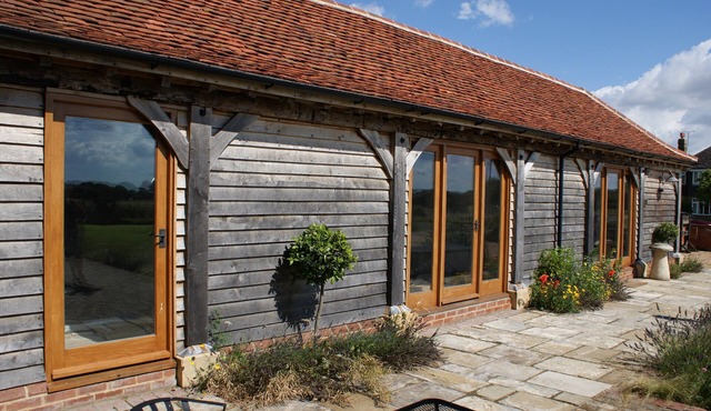 The Cart Lodge. Pet friendly, beams, log burner & optional private hot tub.