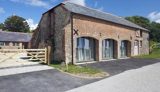 The Cart Shed, Coastal Cottage Retreat steps from Durdle Door.