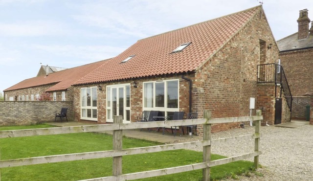 THE CART SHED, pet friendly, with a garden in York