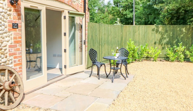 THE CART SHED, romantic in Willow Grange Barns, Stanfield