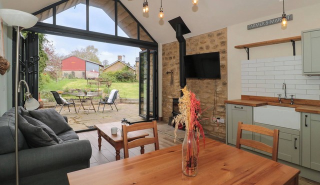 THE CART SHED, with open fire in Yeovil, Somerset