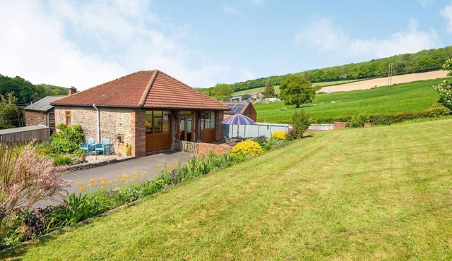 THE CARTHOUSE, pet friendly, with a garden in Woolhope