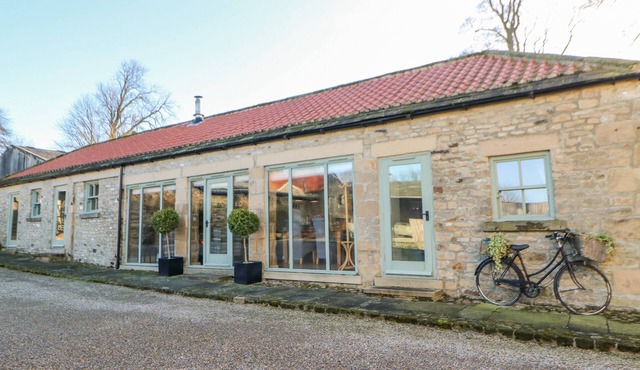 THE CARTSHED, SEDBURY PARK FARM, family friendly in Gilling West