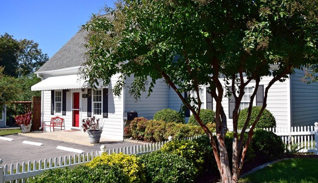 The Cary Cottage 1 BR 1 BA Private Sleeps 4 - Downtown Cary, Eat Drink Play Shop