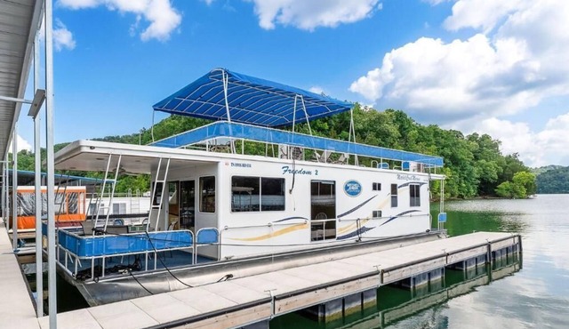 The Castaway Houseboat 53' - Smallest Houseboat, 3 bedrooms, waterslide, covered rooftop lounge area