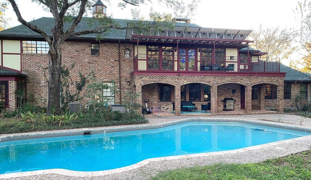 The Castle Hideaway-16+Pool-College Station TX-5 bedrooms-10 beds-3.5 baths
